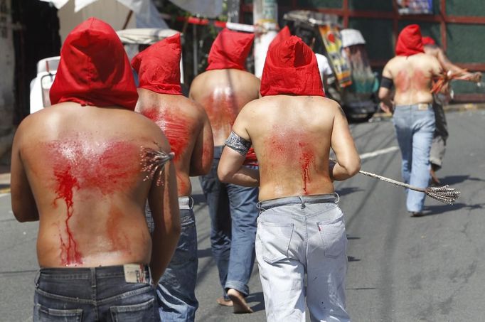 REFILE - ADDING ADDITIONAL CAPTION INFORMATION Hooded penitents self-flagellate during Maundy Thursday Lenten rites in Mandaluyong city, metro Manila March 28, 2013. Maundy Thursday or Holy Thursday is the day Christians commemorate the Last Supper of Jesus Christ. Holy Week is celebrated in many Christian traditions during the week before Easter. REUTERS/Romeo Ranoco (PHILIPPINES - Tags: POLITICS RELIGION SOCIETY) Published: Bře. 28, 2013, 5:57 dop.