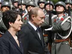 Vladimir Putin s předsedkyní dolní komory rakouského parlamentu Barbarou Prammerovou při kladení věnců