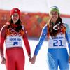 Tina Mazeová a Dominique Gisinová slaví zisk zlaté medaile v Soči