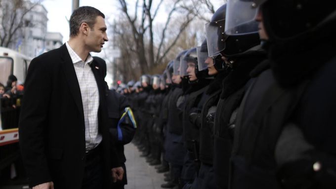 Vitalij Kličko s policisty před budovou parlamentu v Kyjevě.