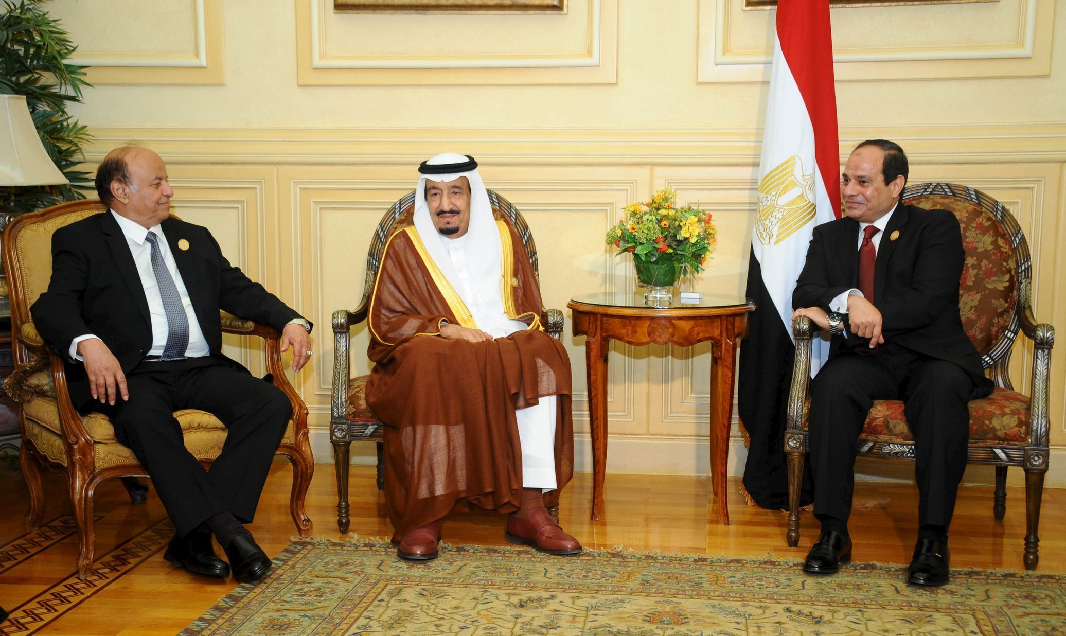 Egyptský prezident Abdal Fattáh Sísí, saúdskoarabský král Salmán ibn Abdal Azíz Saúd a jemenský prezident a Abdar Rabbú Mansúr Hádí v Šarm aš-Šajchu.