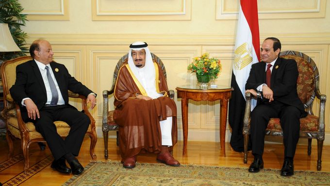Egyptský prezident Abdal Fattáh Sísí, saúdskoarabský král Salmán ibn Abdal Azíz Saúd a jemenský prezident AAbdar Rabbú Mansúr Hádí v Šarm aš-Šajchu.