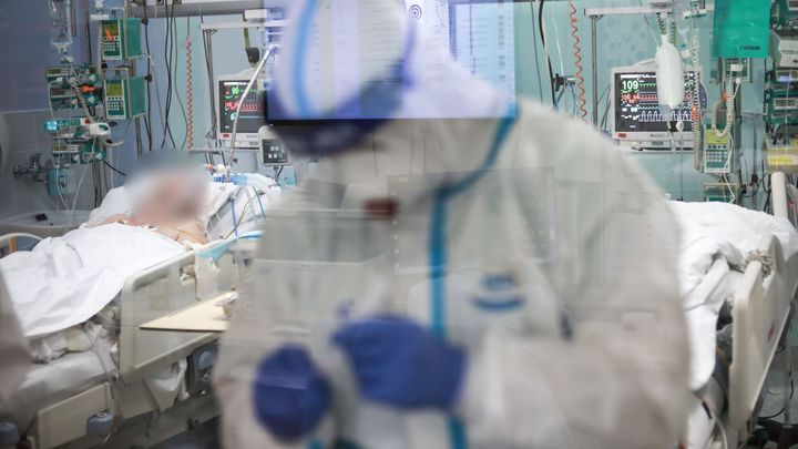 Zdravotnictví je na hraně kapacity, britská mutace může způsobit kolaps, varuje vláda