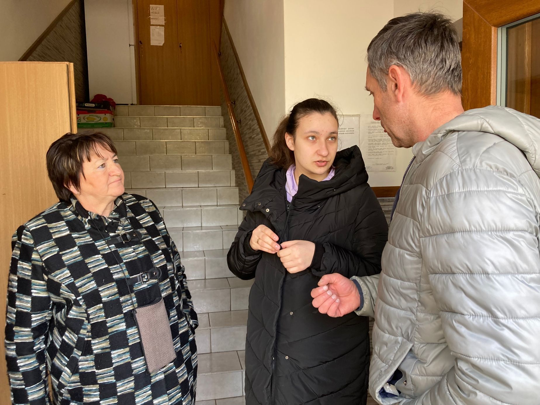 Jarmila Hrušková (vlevo) při debatě s jednou z žen z Ukrajiny. Ženám pomáhá s překladem Bohdan Hensirovský (vpravo), který po odchodu z Ukrajiny žije v Česku přes dvacet let.