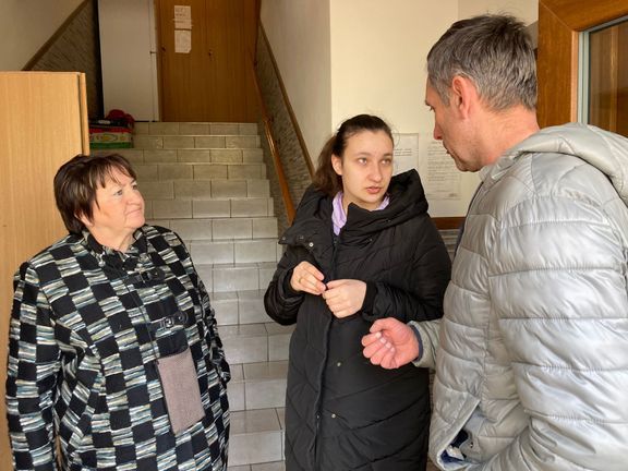 Jarmila Hrušková (vlevo) při debatě s jednou z žen z Ukrajiny. Ženám pomáhá s překladem Bohdan Hensirovský, který po odchodu z Ukrajiny žije v Česku přes dvacet let.