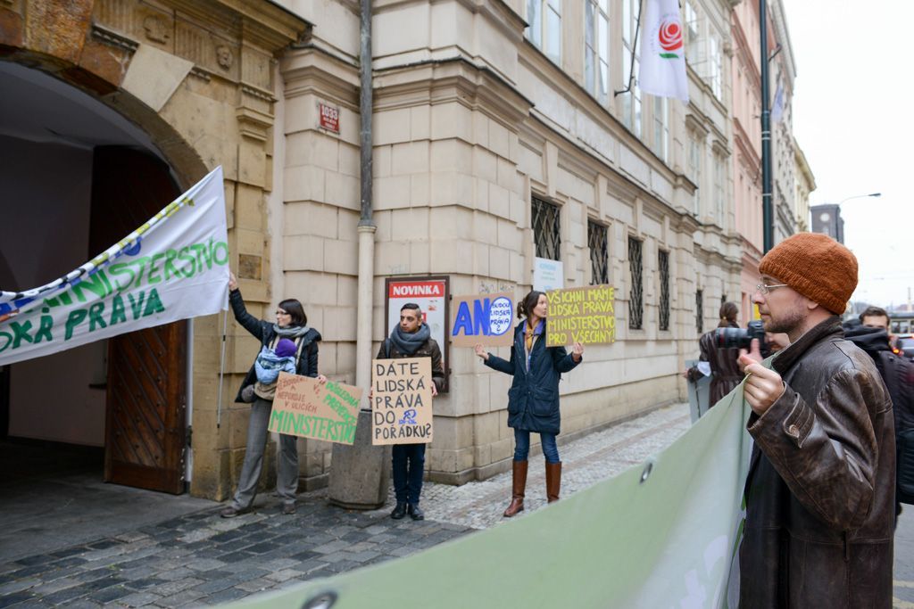 Zřiďte ministerstvo pro lidská práva