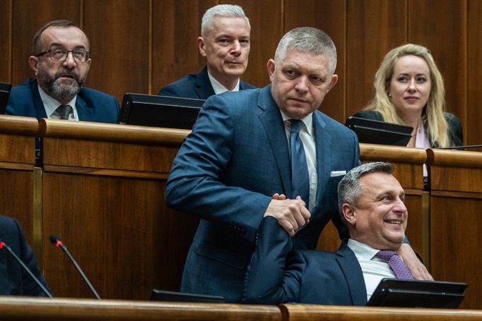 Premiér Robert Fico v parlamentu se šéfem koaliční Slovenské národní strany Andrejem Dankem v prosinci při schvalování rozpočtu.