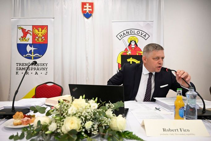 Premiér Robert Fico (Směr-SD) zahajuje zasedání vlády v Handlové v okrese Prievidza, 15. května 2024.