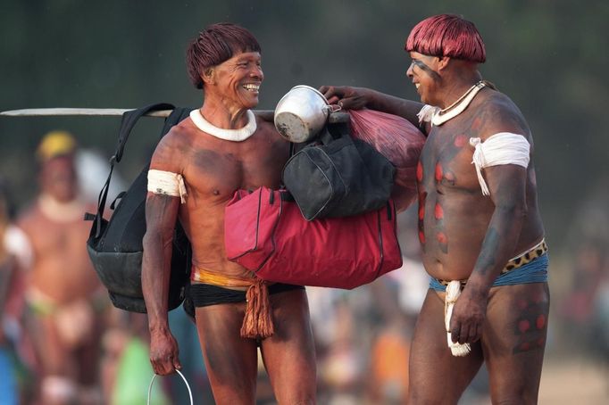 A Yawalapiti man (R) greets a man from another tribe who arrived to attend this year's 'quarup,' a ritual held over several days to honour in death a person of great importance to them, in the Xingu National Park, Mato Grosso State, August 19, 2012. This year the Yawalapiti tribe honoured two people - a Yawalapiti Indian who they consider a great leader, and Darcy Ribeiro, a well-known author, anthropologist and politician known for focusing on the relationship between native peoples and education in Brazil. Picture taken August 19, 2012. REUTERS/Ueslei Marcelino (BRAZIL - Tags: SOCIETY ENVIRONMENT) FOR EDITORIAL USE ONLY. NOT FOR SALE FOR MARKETING OR ADVERTISING CAMPAIGNS. ATTENTION EDITORS - PICTURE 37 OF 37 FOR THE PACKAGE 'THE YAWALAPITI QUARUP RITUAL' Published: Srp. 29, 2012, 10:21 dop.