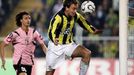 Diego Lugano z Fenerbahce dává gól hlavou do sítě Palerma. Přihlíží jeho soupeř Alberto Cossentini (vlevo).