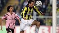 Diego Lugano z Fenerbahce dává gól hlavou do sítě Palerma. Přihlíží jeho soupeř Alberto Cossentini (vlevo).