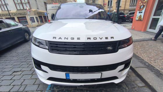 Měřili jsme, jestli se auta vejdou do parkovacích míst v Praze. Začíná chybět místo