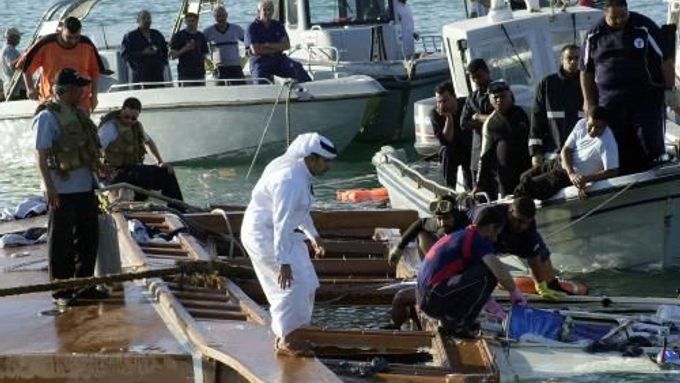 Lidé prohledávají vrak lodi, která se potopila u pobřeží Bahrajnu. Zahynulo nejméně 57 lidí.
