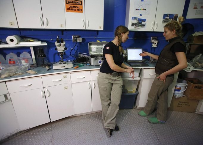 Melissa Battler (L), a geologist and the commander of Crew 125 EuroMoonMars B mission, and geologist Csilla Orgel analyze geologic samples collected at the Mars Desert Research Station (MDRS) outside Hanksville in the Utah desert March 2, 2013. The MDRS aims to investigate the feasibility of a human exploration of Mars and uses the Utah desert's Mars-like terrain to simulate working conditions on the red planet. Scientists, students and enthusiasts work together developing field tactics and studying the terrain. All outdoor exploration is done wearing simulated spacesuits and carrying air supply packs and crews live together in a small communication base with limited amounts of electricity, food, oxygen and water. Everything needed to survive must be produced, fixed and replaced on site. Picture taken March 2, 2013. REUTERS/Jim Urquhart (UNITED STATES - Tags: SCIENCE TECHNOLOGY SOCIETY ENVIRONMENT) ATTENTION EDITORS: PICTURE 10 OF 31 FOR PACKAGE 'MARS IN THE DESERT' SEARCH 'JIM MARS' FOR ALL IMAGES Published: Bře. 11, 2013, 2:03 odp.