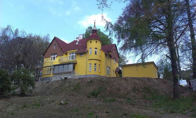 "Granty na opravy jsou, bohužel, slepé. Hodnotí se nízké výdaje na energie, ale  ne to, jak budova utrpí fyzicky," říká architekt Petr Lešek z ČKA.