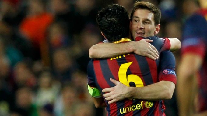 Lionel Messi a Xavi se radují z gólu do sítě Manchesteru City