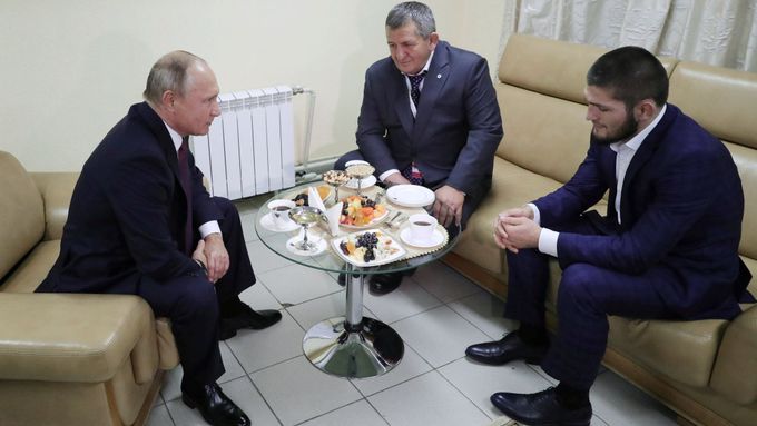 Vladimir Putin v debatě s Chabíbem Nurmagomedovem a jeho otcem
