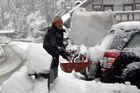 Počasí zaskočilo silničáře. V Alpách padá sníh i stromy