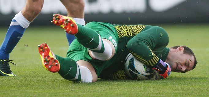 Fotbalový brankář Jan Laštůvka z Dněpru Dněpropetrovsk chytá střelu v utkání Evropské ligy 2012/13 se Slovanem Liberec.