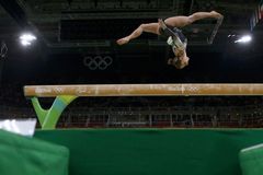 Spadla z kladiny, tak dostala ránu mobilem. Čínský trenér týral americké gymnastky