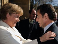 Nejmocnější žena světa se možná neusmívá tak často jako Obamovi, ale podle všeho umí být taky vřelá. Angela Merkelová se vítá s francouzským prezidentem Nicolasem Sarkozym.