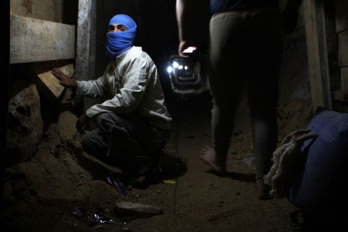 10 Titulek: Gaza's tunnel mugglers on Egypt border idle Popis: A Palestinian youth works inside a smuggling tunnel beneath the Egyptian-Gaza border in Rafah, in the southern Gaza, October 8, 2013. Gaza's tunnel smugglers along the border with Egypt are mostly idle these days. Since the summer, Egypt's military has tried to destroy or seal off most of the smuggling tunnels under the Gaza-Egypt border, a consequence of the heightened tensions between Cairo and the Hamas government in Gaza which is suffering a bad economic recession.