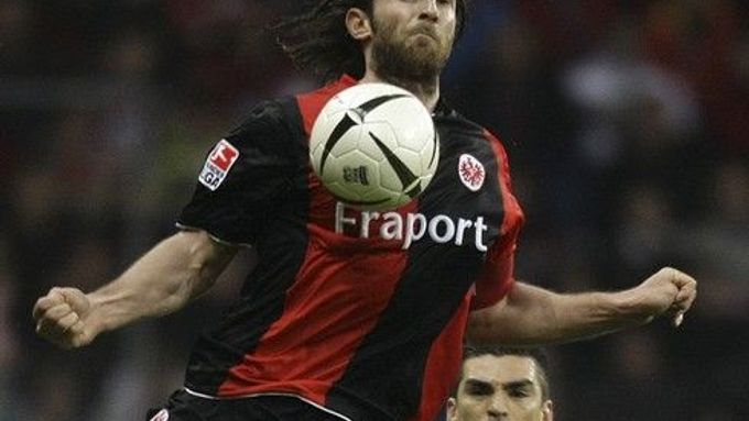 Útočník Frankfurtu Amanatidis v zápase proti Bayernu Mnichov