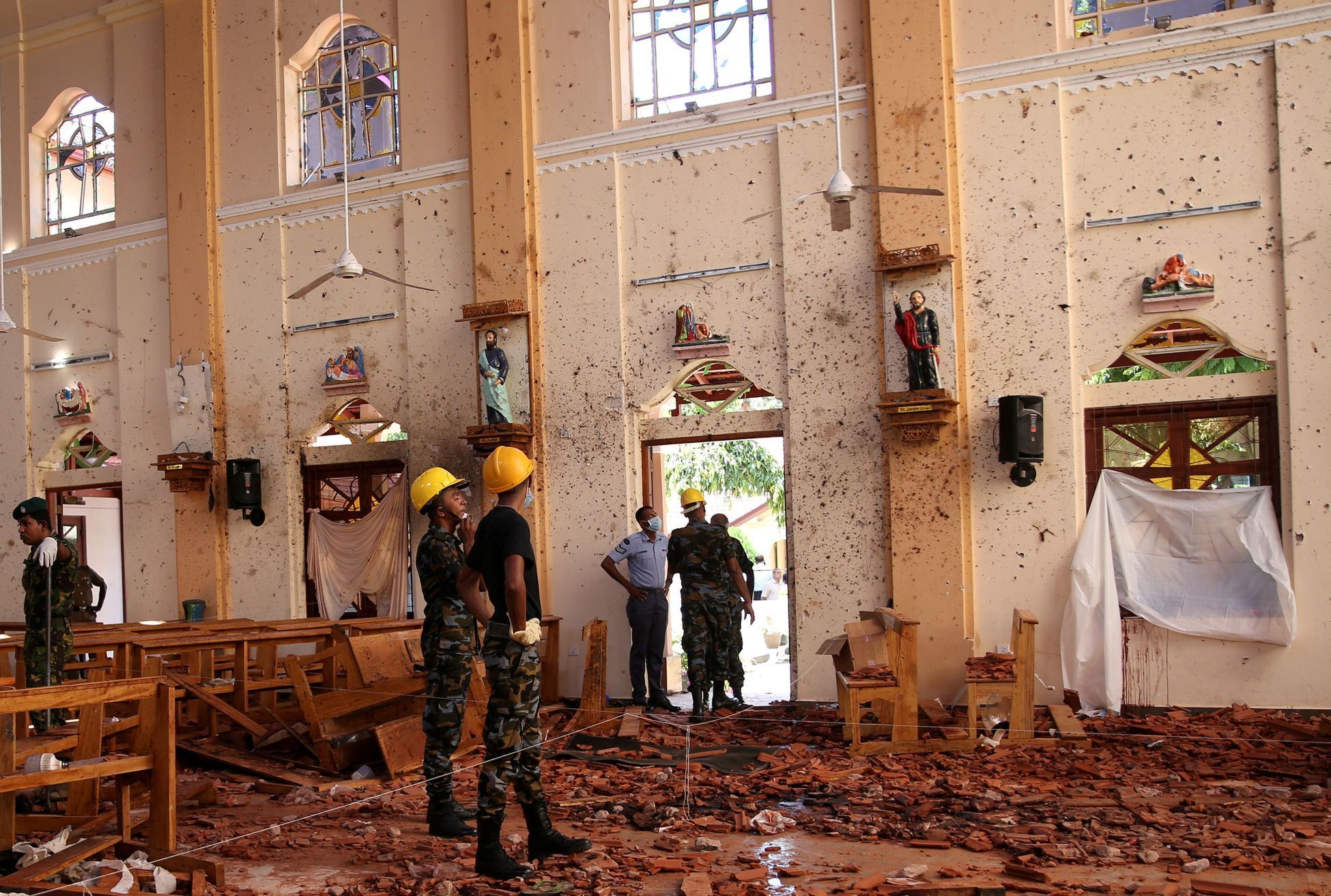 Interiér kostela v Negombu, kde v neděli explodovala nálož.