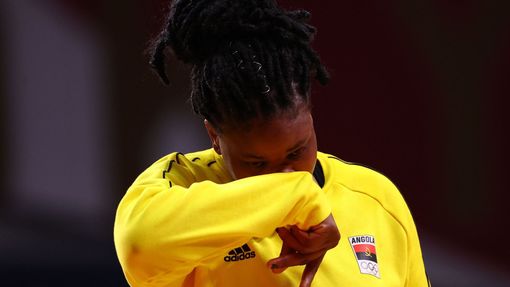 Zklamaná brankářka Helena Chidi Sousová z Angoly po remíze s Jižní Koreou na OH 2020.