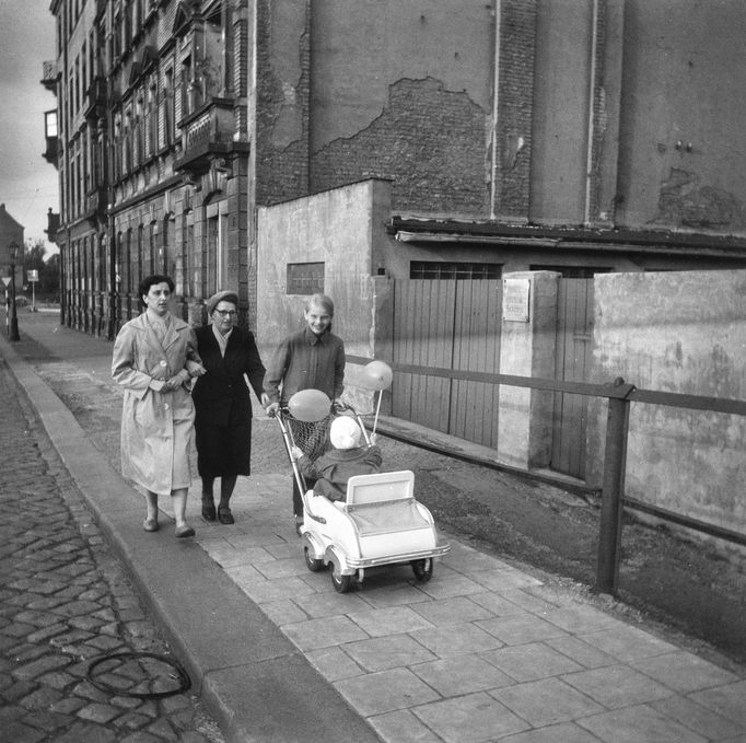 Archivní snímky neznámých autorů z let cca1900-1945, které zachraňuje fotograf Martin Wágner v rámci projektu "Negativy z popelnice" a dokumentuje tak zmizelý svět.