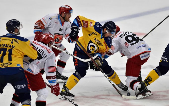 Zleva Jakub Herman (Zlín), Kelly Klíma, Dominik Sklenář (oba Hradec), Matěj Sebera (Zlín) a Vladimír Růžička mladší (Hradec).