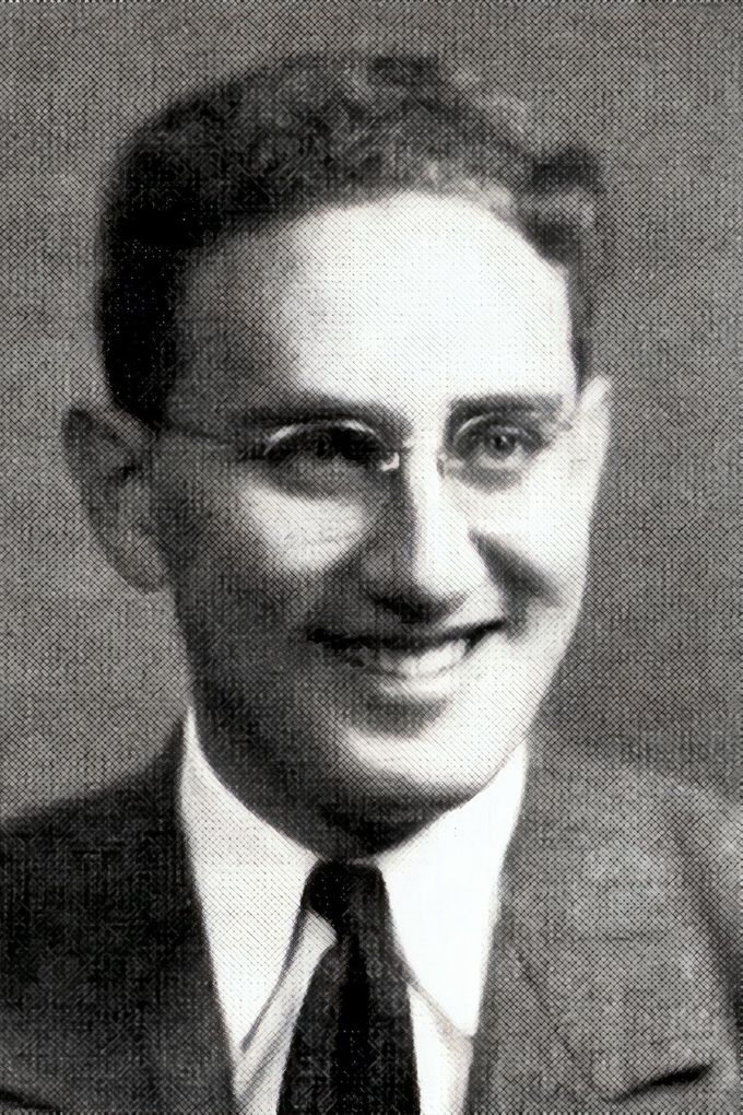 Henry Kissinger v ročence Harvardské univerzity v USA. Cca 50. léta