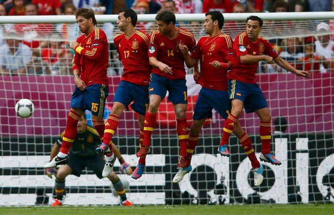 Sergio Ramos, Alvaro Arbeloa, Xabi Alonso, Sergio Busquets a Xavi Hernandez se díky zdi snaží zabránit gólu na Euru 2012.