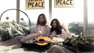 John a Yoko se zapojili do mírového hnutí - legendárními se staly jejich tiskové konference z hotelových postelí, takzvané bed-in. Lennon brojil proti válce ve Vietnamu a kvůli britské podpoře amerického tažení neváhal vrátit královně Alžbětě II. Řád britského impéria. Lennonovy písně jako Give Peace A Chance zpívaly davy v ulicích. Netrvalo dlouho a hudebník se dostal do hledáčku FBI a CIA, které na něj vedly svazky.