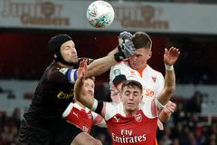 Čech je zpět. Při návratu do branky pomohl Arsenalu k výhře v Ligovém poháru