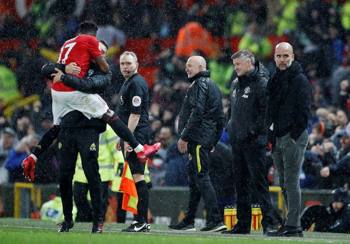 Fred z Manchesteru United slaví vítězství svého týmu nad rivalem City