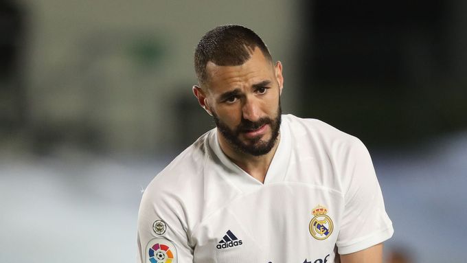 Zklamaný Karim Benzema v zápase Realu proti Seville.