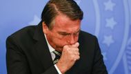 Brazilský prezident Jair Bolsonaro během záchvatu kašle na tiskové konferenci. Bolsonaro dlouhodobě zlehčuje pandemii covidu-19, navzdory tomu, že v jeho vlasti nemoci podlehlo přes šest set tisíc lidí.