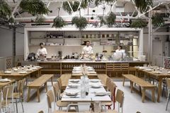 Michelinskou hvězdu obhájily Alcron, La Degustation i Field. Eska získala Bib Gourmand