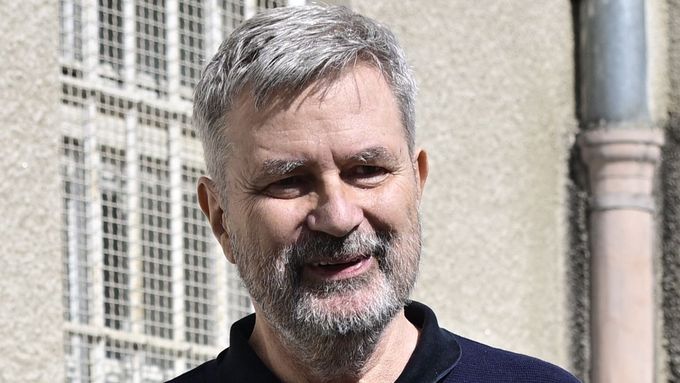 Advokát Miroslav Jansta, který čelí obvinění v kauze motolské nemocnice, odchází z vazební věznice poté, co byl propuštěn na peněžitou záruku, 4.srpna 2025, Praha.