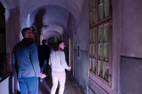 Das alte Krankenhaus stand lange Zeit leer und heruntergekommen. Der Raum wird gelegentlich von einer Theatergruppe genutzt, auf den anderen Etagen befinden sich Lagerhallen.