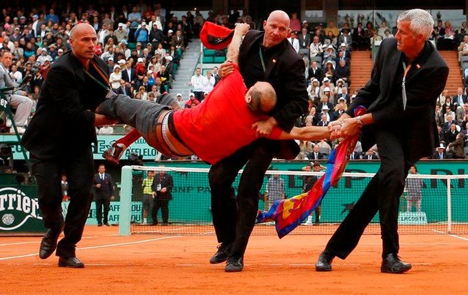 Jeden z diváků vběhl při finále Roland Garros na kurt. A ochranka měla plné ruce práce.