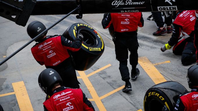 Mechanici týmu F1 Alfa Romeo