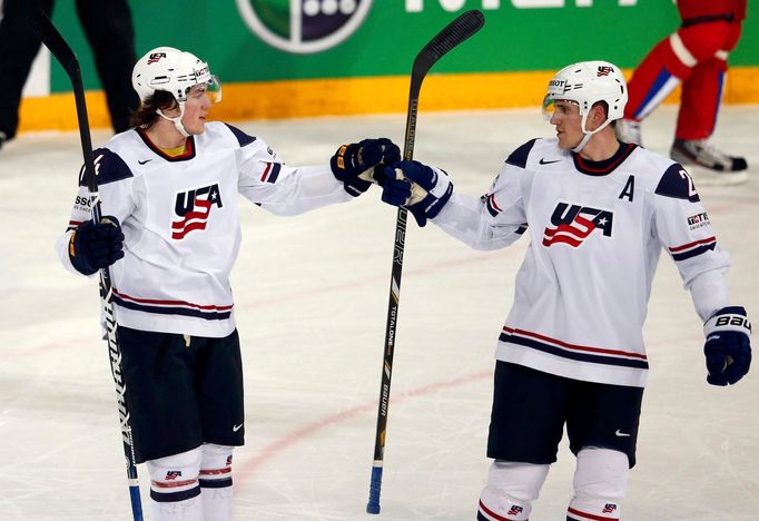 Američané Oshie a Carle slaví gól do sítě Ruska ve čtvrtfinále MS 2013