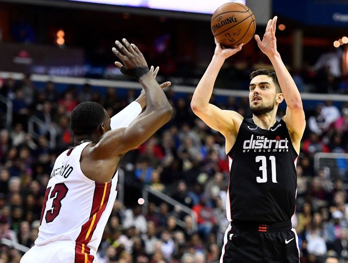 NBA 2018/19, Washington - Miami: Tomáš Satoranský střílí přes bránícího Bama Adebava z Miami.