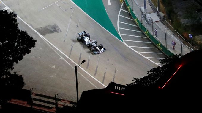 Lewis Hamilton v Mercedesu při pátenčím tréninku na GP Singapuru formule 1