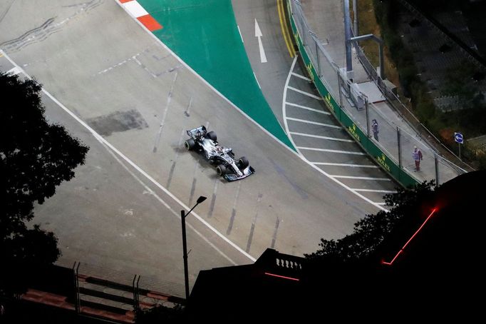 Lewis Hamilton v Mercedesu při pátenčím tréninku na GP Singapuru formule 1