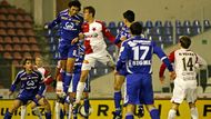 Michal Švec (#5 Slavia Praha) a Daniel Silva Rossi (#8 Sigma Olomouc) v hlavičkovém souboji.