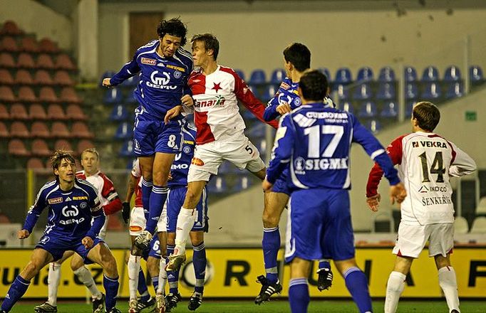 Michal Švec (#5 Slavia Praha) a Daniel Silva Rossi (#8 Sigma Olomouc) v hlavičkovém souboji.