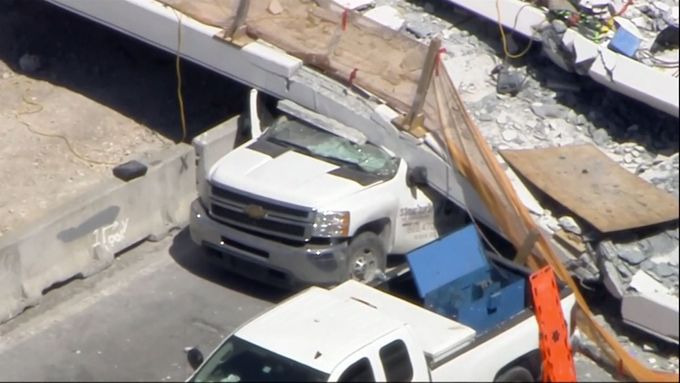 V Miami se nad šestiproudou silnicí zřítila betonová lávka